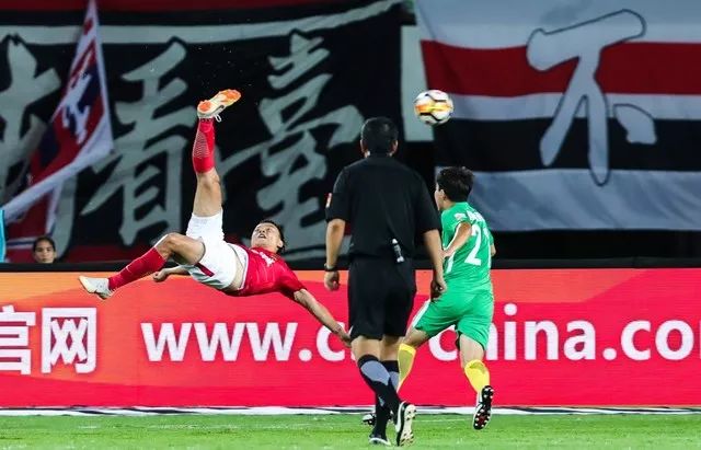  埃泽惊艳倒钩破门布莱顿掀翻卫冕冠军  